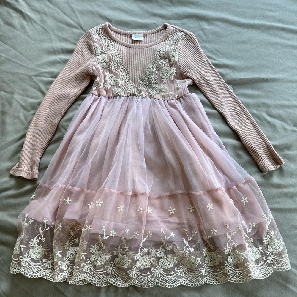 Girls dress size 5-6. Color is mauve.
